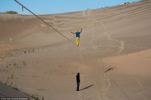 Alexander Schülz verbreekt het wereldrecord longline in een Chinese woestijn.